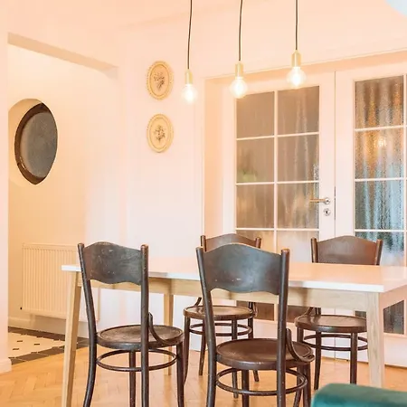 Brezoianu Spacious Flat דירה