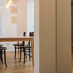 Brezoianu Spacious Flat *