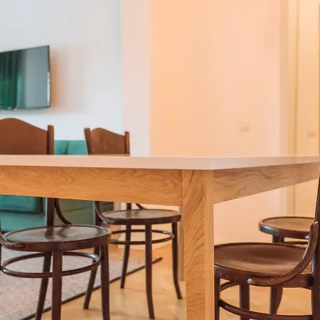 Brezoianu Spacious Flat דירה