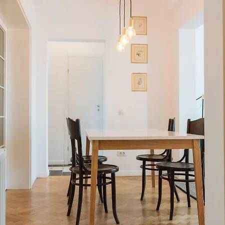 Brezoianu Spacious Flat Apartmán *